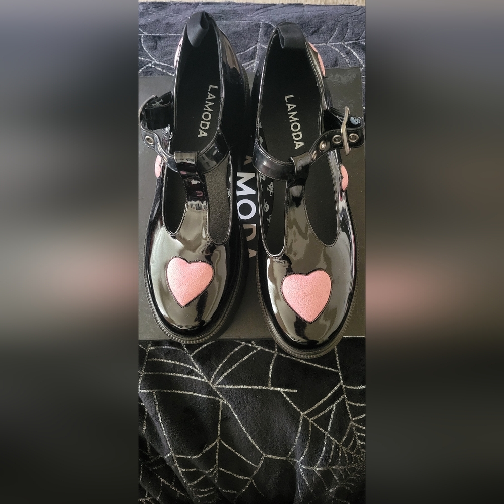 Lamoda platforms with hearts nwot